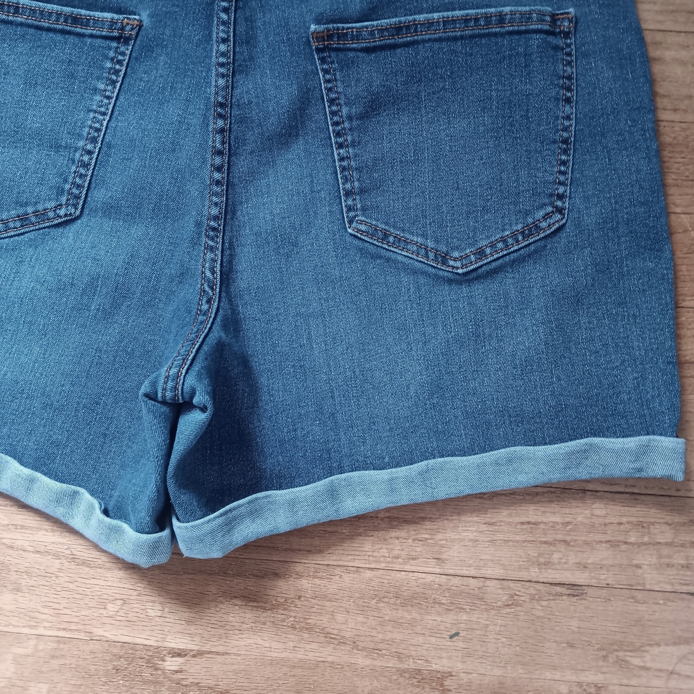 Universal Thread Women's Faded Blue Denim Roll Up Jean Shorts 16/33 - Picture 10 of 12